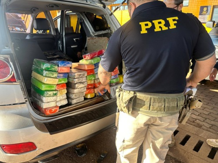 Mãe e filho são presos com 70 kg de drogas