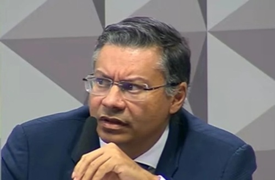 Suspenso salário de 48 mil de procurador preso.