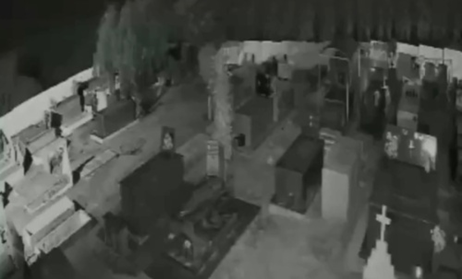 Oito túmulos são violados e corpo desaparece.