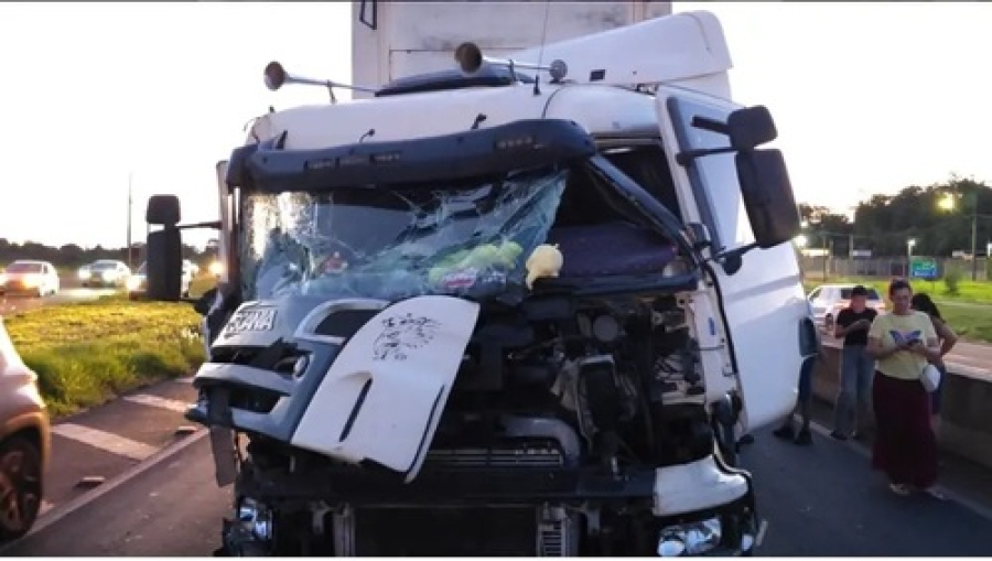 Engavetamento com carreta e três veículos mobiliza socorro na BR-369