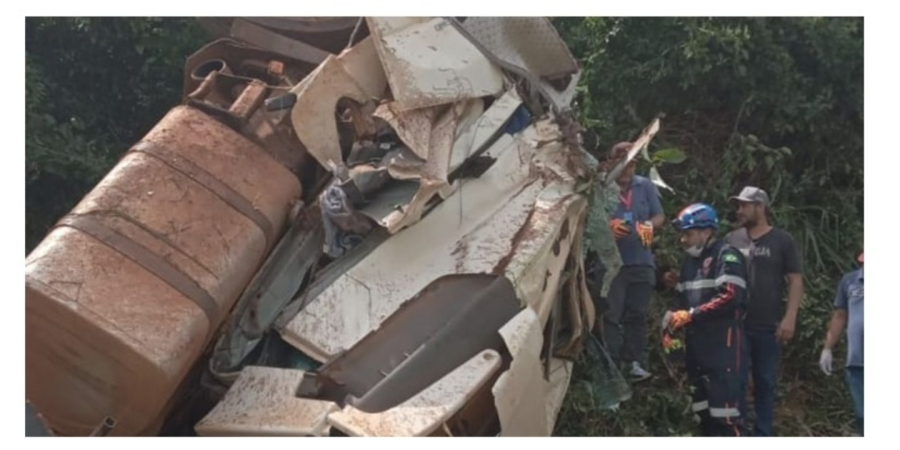 Motorista morre após tombamento de carreta