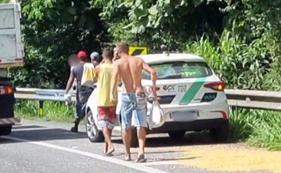 Acidente mata caminhoneiro e gera saques.