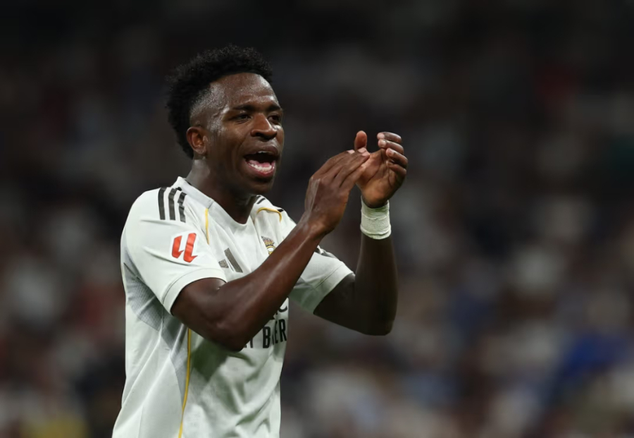 Torcida pede saída de Vini Jr. após eliminação.