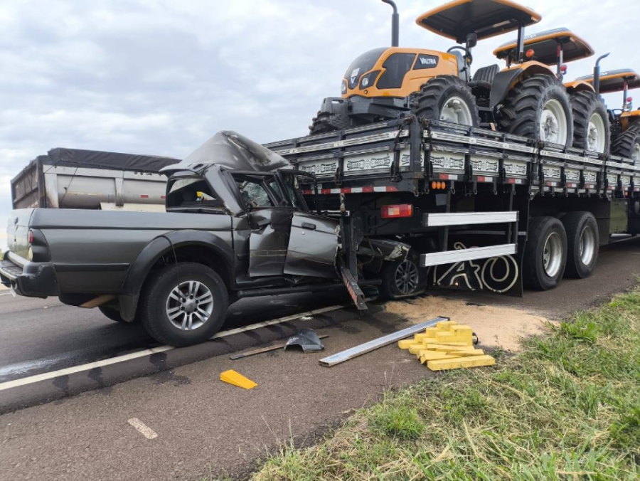 Condutor morre após bater em caminhão.