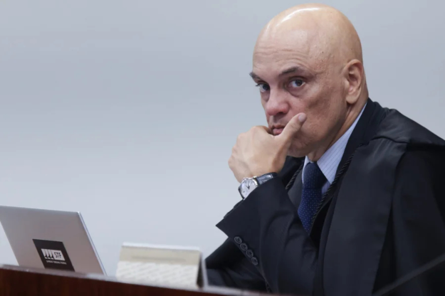 Moraes descumpre artigos da Constituição, mais uma vez.