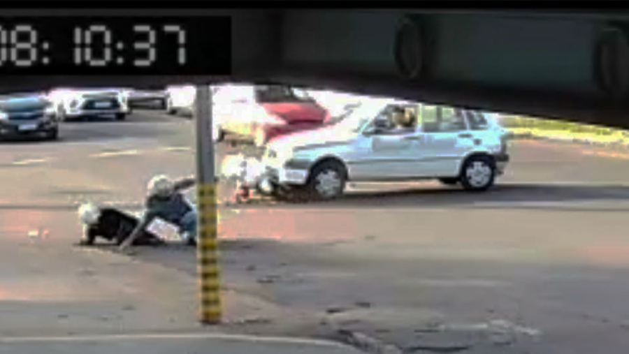 Desrespeito ao sinal resulta em acidente.