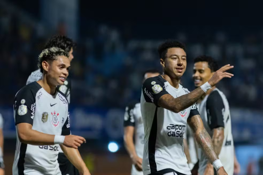 Lingard salva Corinthians em jogo burocrático