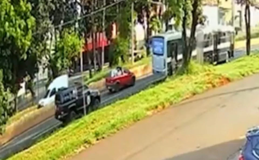 Detentos simulam briga e fogem durante transporte