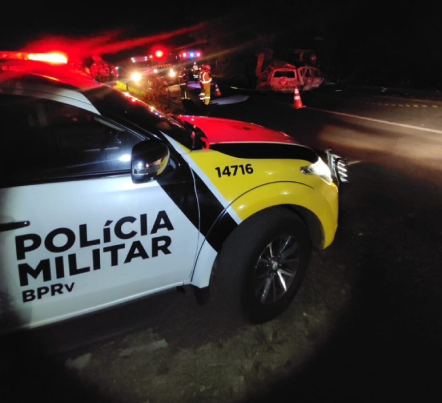 Carro pega fogo após batida e motorista morre carbonizado 