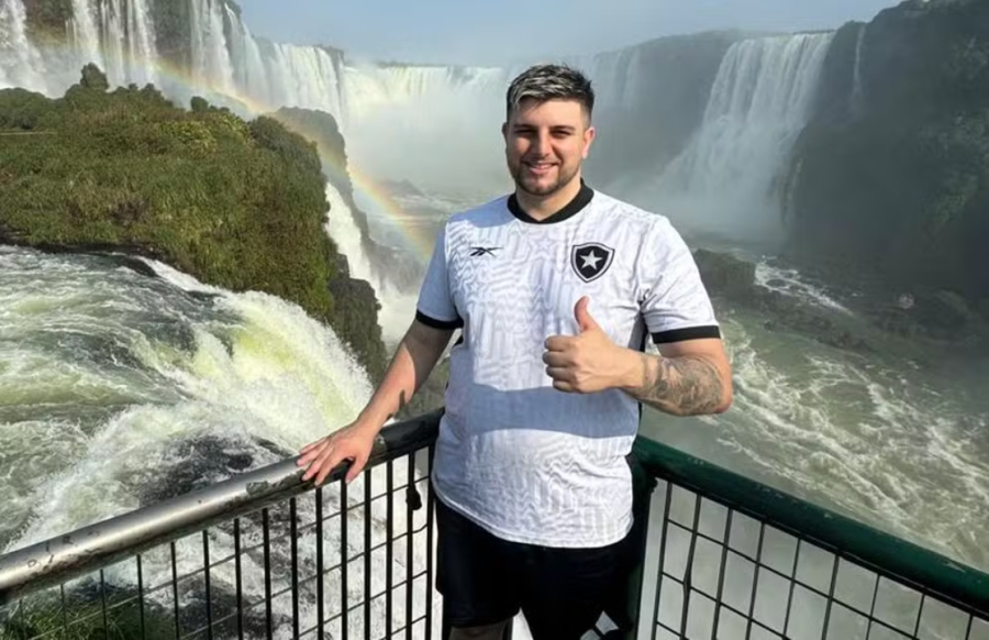 Jovem é morto a tiros pela PM no Rio de Janeiro.