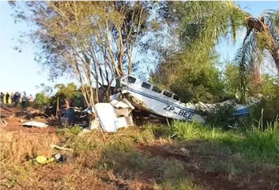 Avião cai com milhões de dólares e reais.