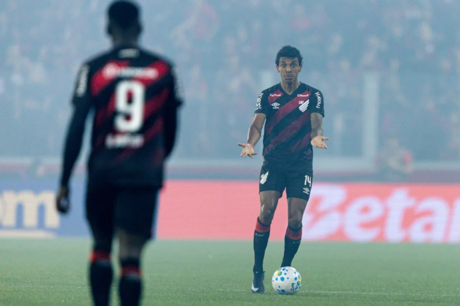 De virada, Athletico-PR supera Vitória em Curitiba