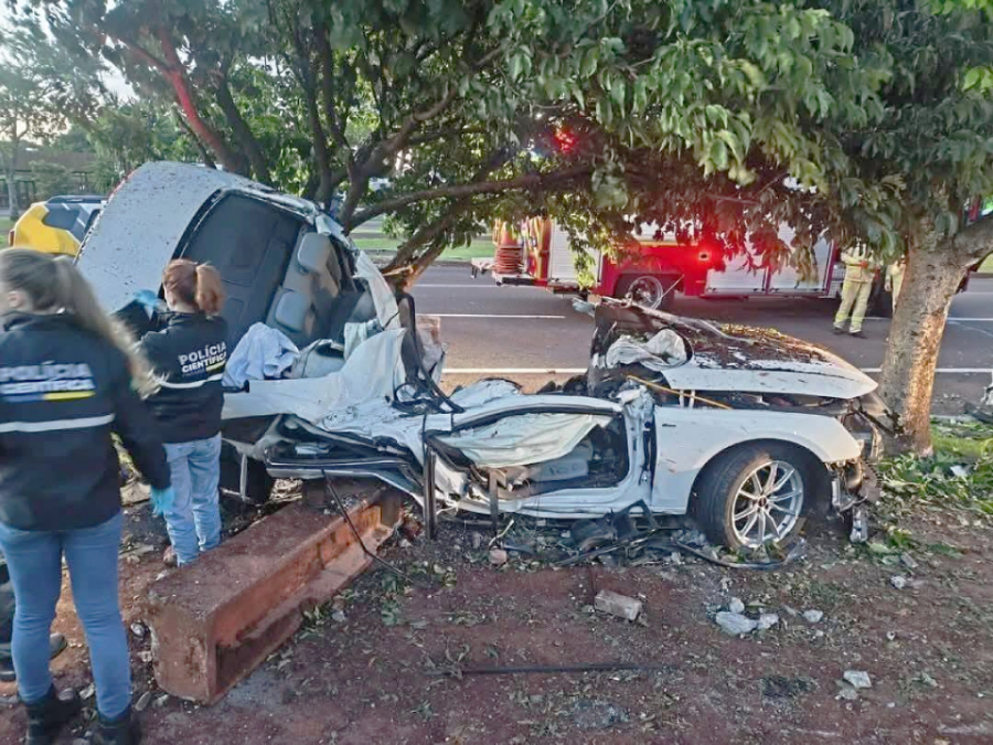 Duas pessoas morrem após carro bater contra poste.