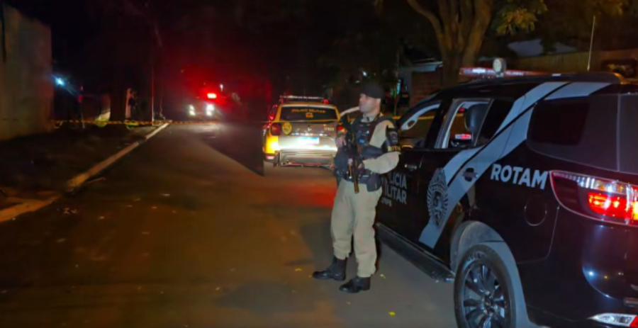 Homem morre após avançar contra policiais.