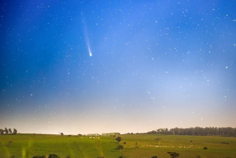 Fotógrafo registra passagem do cometa PanSTARRS