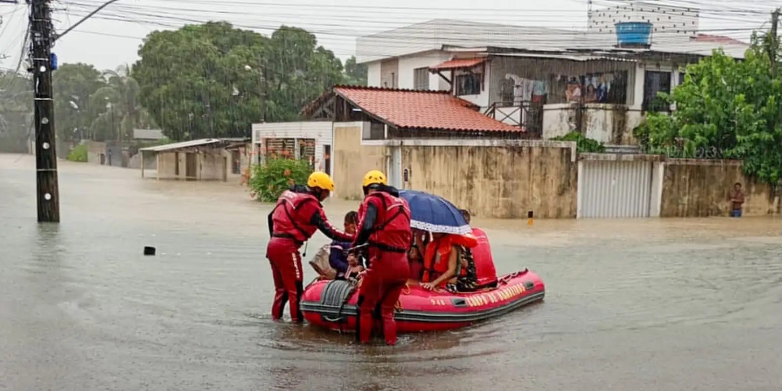 Tempestades deixam mortos e desalojados