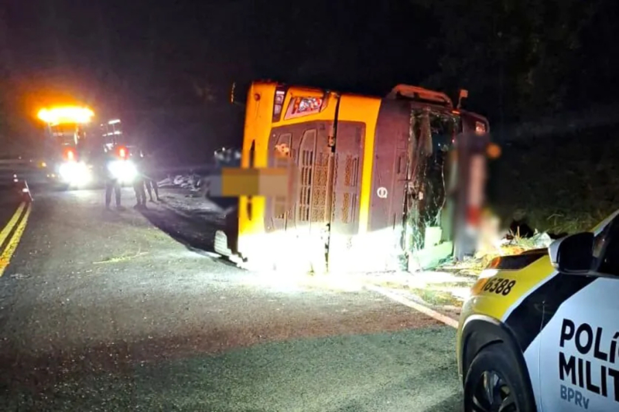 Caminhão carregado tomba e deixa 3 feridos