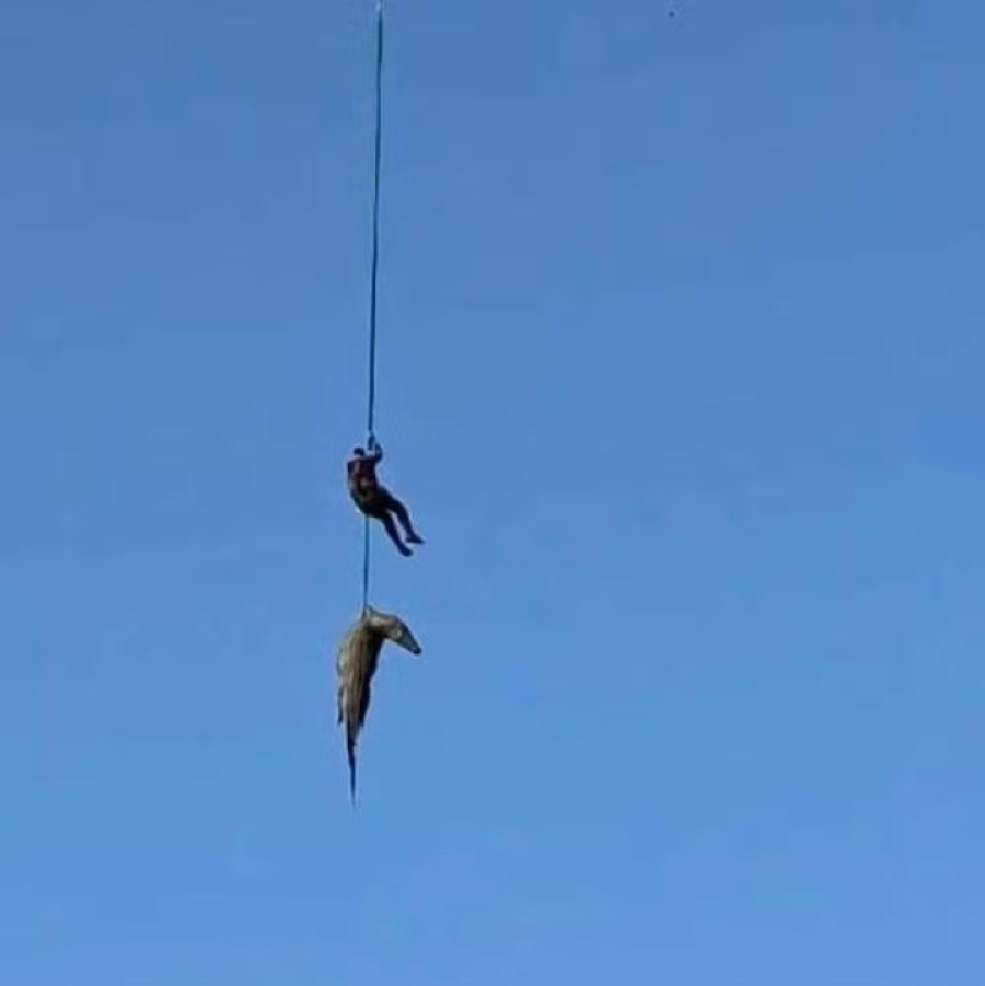 Içado para resgatar restos mortais de homem.