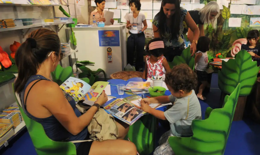 Estudo mostra que 53% dos pais raramente leem para criança