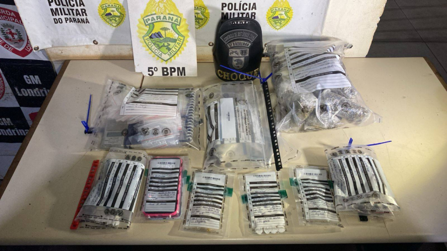 PM apreende maconha, cocaína e crack .