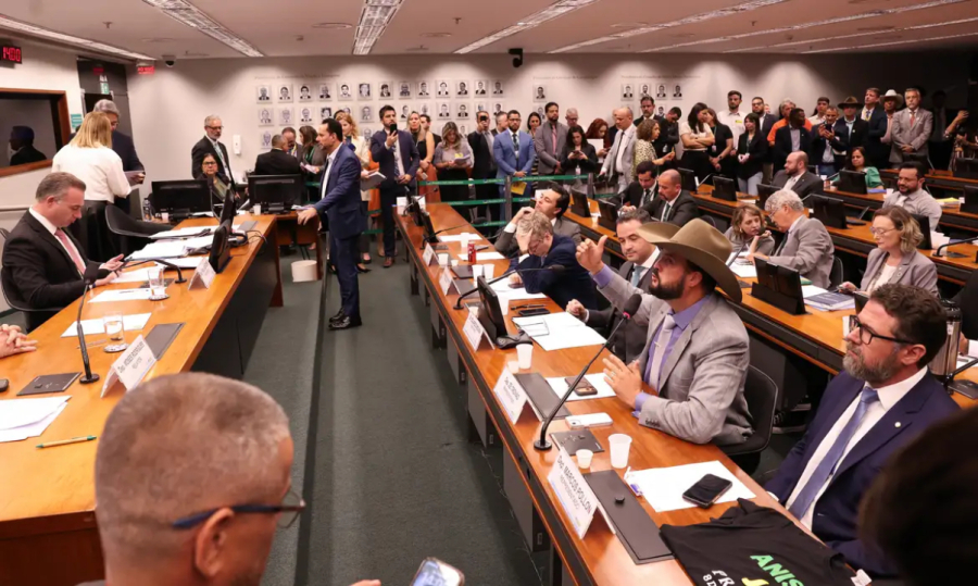 Conselho suspende três deputados por motim.