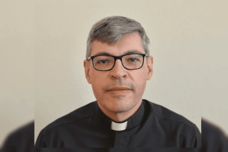 Padre afastado após suspeita de estupro.