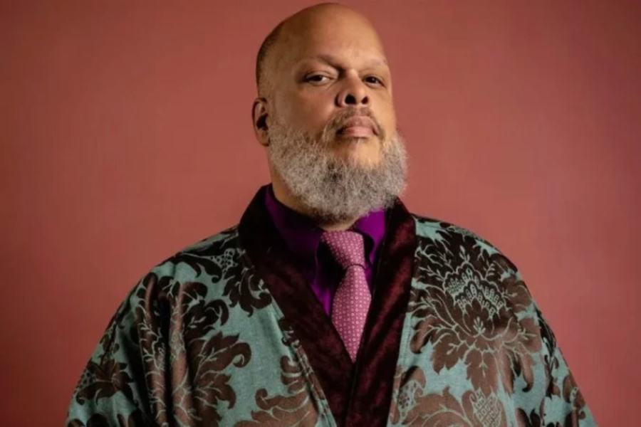 Ed Motta admite excesso após jogar cadeira.