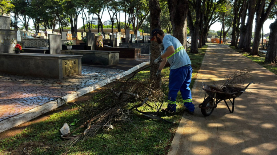 Mutirão prepara Cemitério Municipal de Maringá para o Dia das Mães
