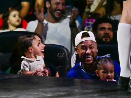 Neymar vai ao circo com a família e amigos 