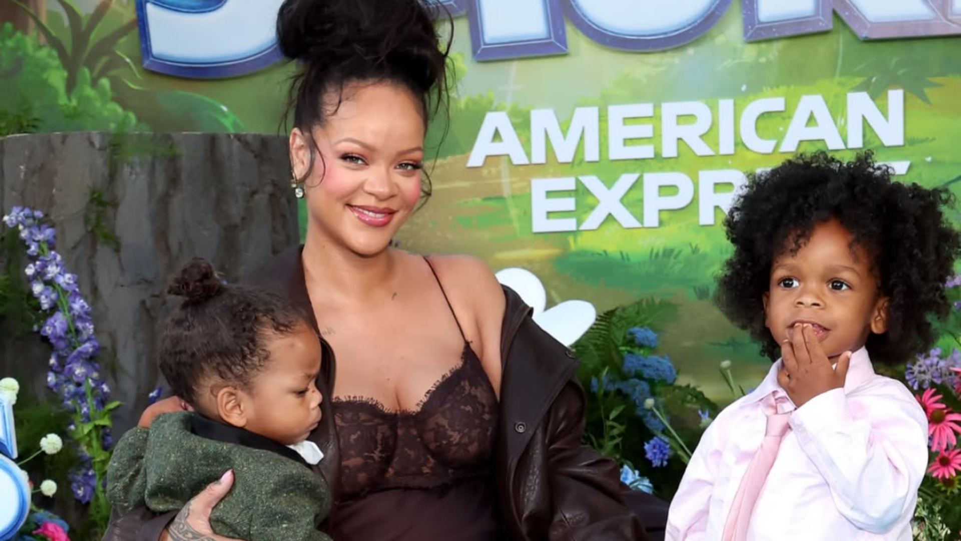 Rihanna faz tatuagem desenhada pelos filhos.