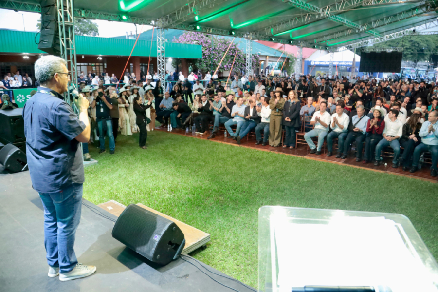 Expoingá começou com anúncio de milhões.