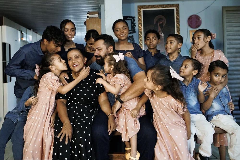 Mãe de 13 filhos vê a beleza de não ser perfeita