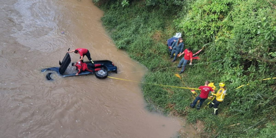 Carro cai dentro de rio, marido escapa e mulher morre presa