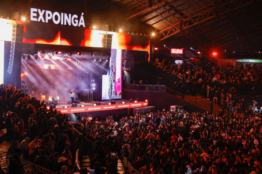 Arena cheia com Gustavo Mioto e Matheus e Kauan