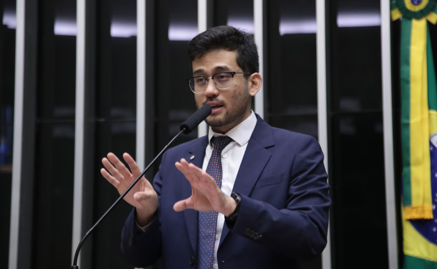 Polícia deveria “ter descido a borracha”, diz politico.