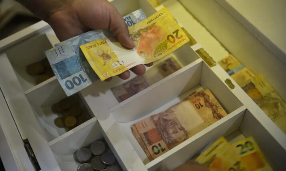 Inflação que corrige salários acumula 4,11%