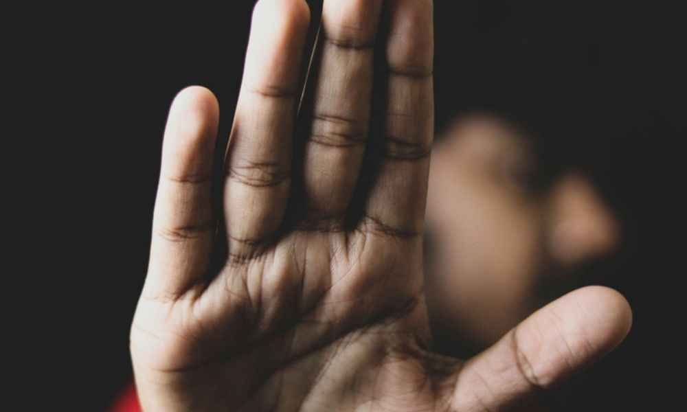 Pai é preso por suspeita de estuprar filha de 12 anos com ajuda do filho adolescente