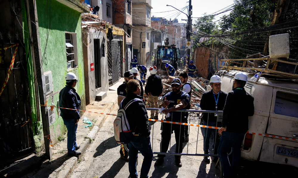Defesa Civil começa a demolir casas em São Paulo