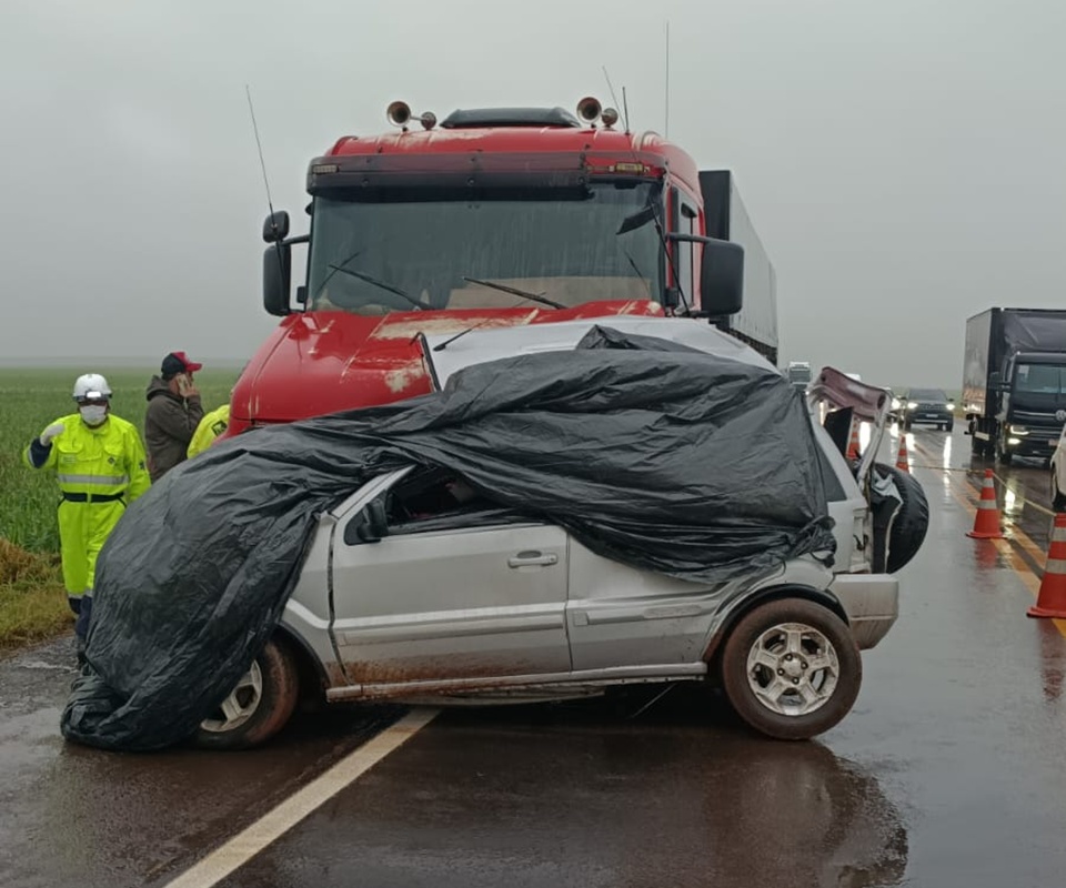 BR-369: mulher morre ao bater carro em carreta