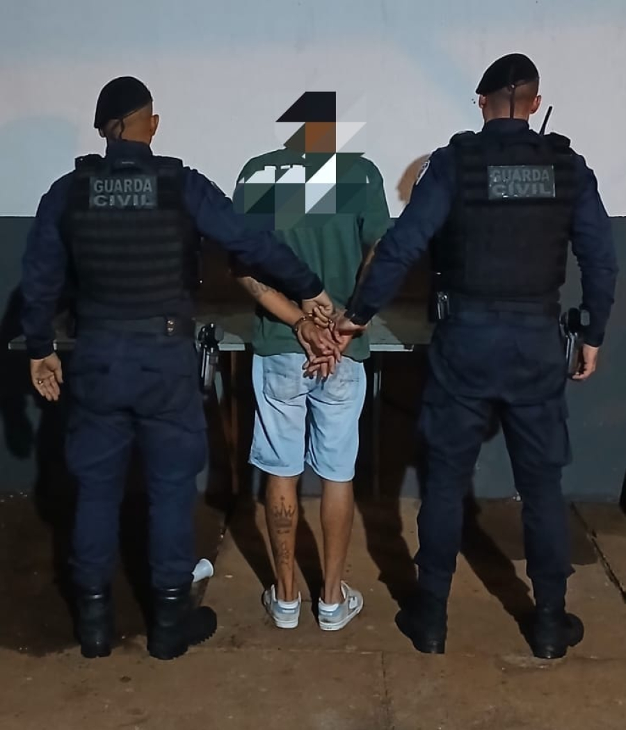 Homem com mandado de prisão é preso.