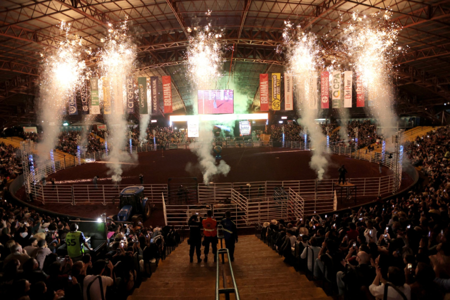 Rodeio da Expoingá 2026 abre com arena lotada.