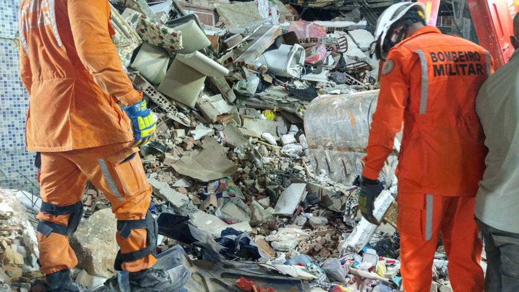 Prédio desaba, e 3 pessoas morrem em Salvador