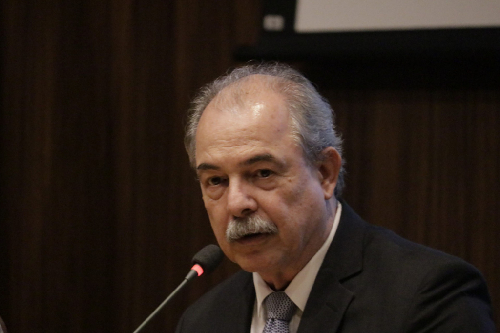 Mercadante diz que casos como do Master têm impacto relevante.