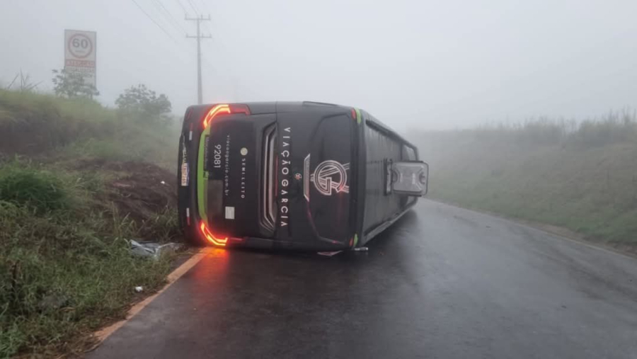 Ônibus da Garcia tomba em Mandaguari.