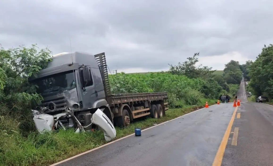 Jovem morre após carro ser atingido por caminhão
