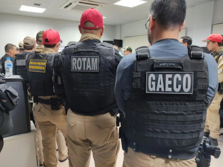 Gaeco cumpre prisões e bloqueia bens durante ação.