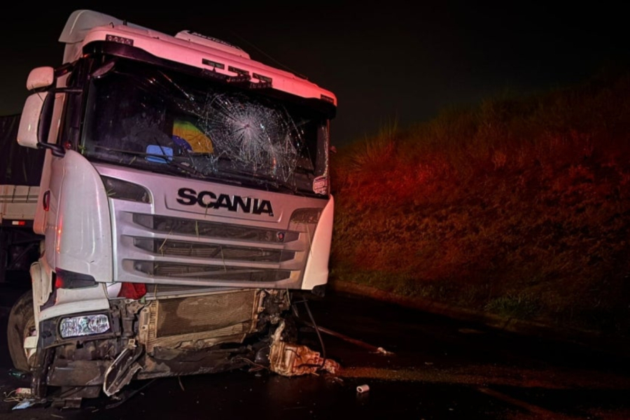 Caminhoneiro morre após perder controle e cair de pontilhão.