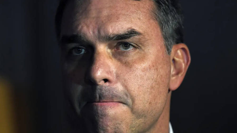 Flávio admite encontro secreto com Vorcaro.