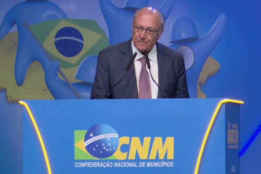 Alckmin recebe vaias e aplausos em discurso.