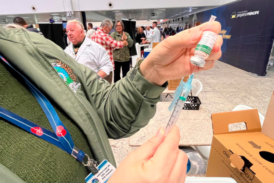 Vacinação de trabalhadores e viajantes nos aeroportos do Paraná